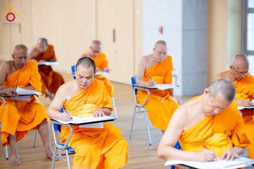 ภาพ No.208874:พระบาทสมเด็จพระเจ้าอยู่หัวทรงพระกรุณาโปรดเกล้าฯ พระราชทานภัตตาหารพระราชทาน แด่พระภิกษุ สามเณร ในการสอบบาลีสนามหลวง ณ วัดพระธรรมกาย วันที่ 22 กุมภาพันธ์ พ.ศ. 2568 ณ วัดพระธรรมกาย อำเภอคลองหลวง จังหวัดปทุมธานี