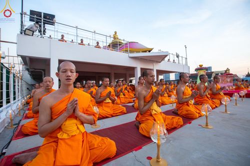 ภาพ No.201660:พิธีจุดประทีปถวายเป็นพุทธบูชา และบูชาธรรมมหาปูชนียาจารย์ ณ อาคารธรรมยาตรา กตัญญูบูชามหาปูชนียาจารย์ ตรงข้ามวัดปากน้ำภาษีเจริญ จ.กรุงเทพมหานคร ในโครงการธรรมยาตรา กตัญญูบูชา มหาปูชนียาจารย์ พระมงคลเทพมุนี(สด จนฺทสโร) พระผู้ปราบมาร อนุสรณ์สถาน 7 แห่ง