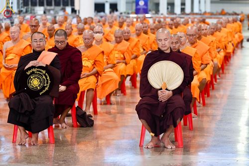 ภาพ No.143484:พิธีตักบาตร ข้าวสารอาหารแห้ง ณ บ้านแก้วเรือนทองคุณยายฯ และ พิธีบูชาข้าวพระ  ณ สภาธรรมกายสากล วัดพระธรรมกาย วันอาทิตย์ที่ 7 กรกฎาคม พ.ศ. 2567