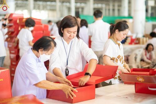 ภาพ No.212115:วันจันทร์ที่ 17 มีนาคม พ.ศ. 2568 บุญบรรจุกล่องไทยธรรม เพื่อถวายแด่พระสังฆาธิการ 40,000 กว่าวัดทั่วไทย ในวันคุ้มครองโลก 22 เมษายน พ.ศ. 2568 ณ บ้านแก้วเรือนทองคุณยายฯ วัดพระธรรมกาย