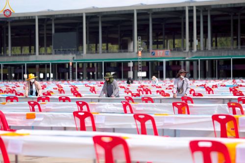 ภาพ No.218546:วันที่ 15 - 18 เมษายน พ.ศ. 2568 การเตรียมภาชนะสำหรับถวายภัตตาหาร , การจัดโต๊ะเก้าอี้ในลานธรรม , การแพ็คพัสดุงานต้อนรับ เพื่องานวันคุ้มครองโลก 22 เมษายน พ.ศ.2568 วัดพระธรรมกาย