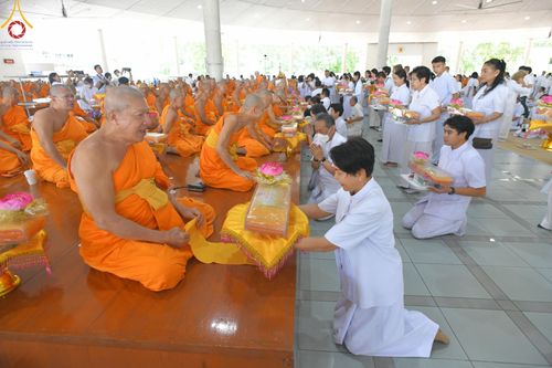 ภาพ No.143272:พิธีถวายภัตตาหารเพื่อเป็นกำลังแห่งการเข้าถึงธรรม ของพระภิกษุสามเณร วัดพระธรรมกาย วันเสาร์ที่ 6 กรกฏาคม พ.ศ. 2567 ณ หอฉันคุณยายอาจารย์ วัดพระธรรมกาย จ.ปทุมธานี