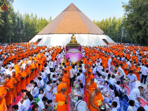 ภาพ No.107466:พิธีตักบาตรพระธรรมยาตราฯ ในโครงการธรรมยาตรากตัญญูบูชา มหาปูชนียาจารย์ พระมงคลเทพมุนี(สด จนฺทสโร) พระผู้ปราบมาร ปีที่ 12 ณ อนุสรณ์สถานมหาวิหารพระมงคลเทพมุนี อ.สองพี่น้อง จ.สุพรรณบุรี วันที่ 7 มกราคม พ.ศ. 2567