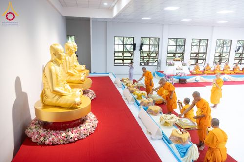 ภาพ No.160891:พิธีเจริญพระพุทธมนต์ และปิดแผ่นทองรูปเหมือน พระเดชพระคุณพระมงคลเทพมุนี (สด จนฺทสโร) พระผู้ปราบมาร จำนวน 3 องค์ วันเสาร์ที่ 5 ตุลาคม พ.ศ. 2567 ณ อาคารปลูกศรัทธา 2 (ชานชลาเดิม) วัดพระธรรมกาย อ.คลองหลวง จ.ปทุมธานี