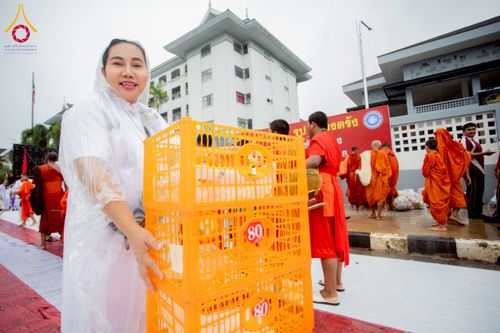 ภาพ No.226168:วันอาทิตย์ที่ 25 พฤษภาคม พ.ศ. 2568 พิธีตักบาตรพระ 1,000 รูปเมืองตรัง ครบรอบ 110 ปี เมืองทับเที่ยง ถวายเป็นพุทธบูชา ถวายเป็นพระราชกุศลแด่รัชกาลที่ 10 และอุทิศส่วนกุศลแด่อดีตเจ้าเมืองตรัง และบรรพบุรุษ ณ บริเวณหน้าศาลากลางจังหวัดตรัง ถนนพระราม 6