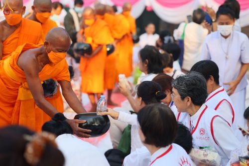 ภาพ No.110334:พิธีตักบาตรพระธรรมยาตราฯ ในโครงการธรรมยาตรากตัญญูบูชา มหาปูชนียาจารย์ พระมงคลเทพมุนี(สด จนฺทสโร) พระผู้ปราบมาร ปีที่ 12 ณ อนุสรณ์สถานลำดับที่ 2 สถานที่ตั้งมโนปณิธานบวชตลอดชีวิต อนุสรณ์สถานบางนางแท่น จ.นครปฐม วันที่ 11 มกราคม พ.ศ. 2567