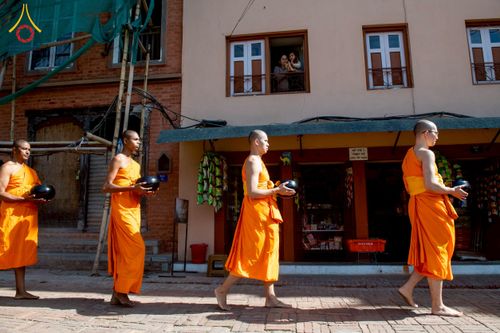 ภาพ No.213199:วันที่ 17 - 18 มีนาคม พ.ศ. 2568 คณะสงฆ์และสามเณรเดินบิณฑบาต รอบเมืองในพื้นที่ วัดสยมภูวนาถและราชวังปาตัน ณ เมืองกาฐมาณฑุ ประเทศเนปาล