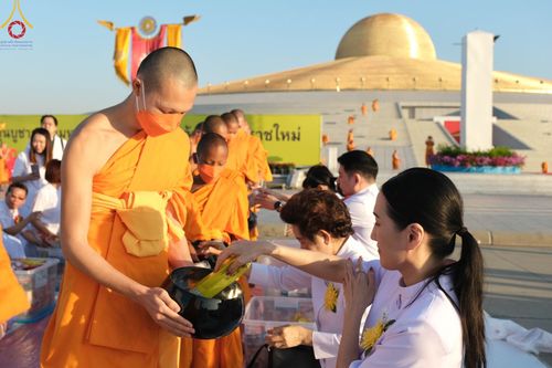ภาพ No.105334:พิธีตักบาตรฉลองพระบวชใหม่ รุ่นบูชาธรรมมหาปูชนียาจารย์ และต้อนรับศักราชใหม่ วันจันทร์ที่ 1 มกราคม พ.ศ. 2567 ณ ลานธรรมพระมหาธรรมกายเจดีย์ วัดพระธรรมกาย