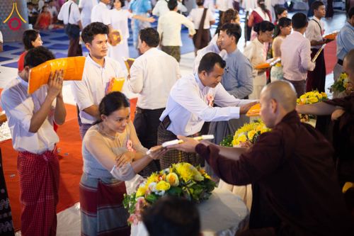 ภาพ No.143766:พิธีถวายผ้าไตร, สวดธรรมจักร, ปฏิบัติธรรม และฟังแสดงพระธรรมเทศนา ภาษาเมียนมา โดยมีสาธุชนชาวเมียนมากว่า 4,000 คน เข้าร่วมพิธี ณ มหารัตนวิหารคด วัดพระธรรมกาย วันอาทิตย์ที่ 7 กรกฎาคม พ.ศ. 2567