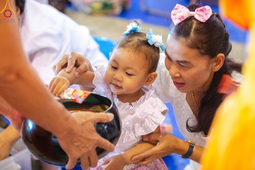 ภาพ No.151089:พิธีตักบาตร ในวันอาทิตย์ต้นเดือน วันที่ 1 กันยายน พ.ศ. 2567 ณ สภาธรรมกายสากล วัดพระธรรมกาย