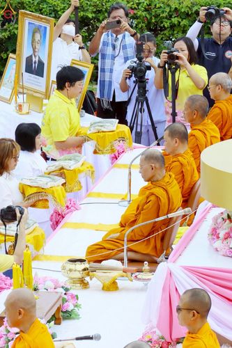 ภาพ No.241976:วันอาทิตย์ที่ 31 สิงหาคม พ.ศ. 2568 พิธีทำบุญแด่คณะสงฆ์ 122 รูป ฉลอง 121 ปี อำเภอคลองหลวง จ.ปทุมธานี เพื่อนำส่งช่วยเหลือคณะสงฆ์ 323 วัด 4 จังหวัดชายแดนภาคใต้ และช่วยเหลือประชาชนจากเหตุปะทะ แนวชายแดนไทย-กัมพูชา ณ บริเวณหน้าที่ว่าการอำเภอคลองหลวง 