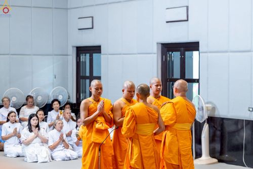 ภาพ No.227790:วันเสาร์ที่ 31 พฤษภาคม พ.ศ.2568 พิธีถวายผ้าไตรแด่สามเณรผู้เข้ารับการอุปสมบท , พิธีอุปสมบทสามเณรเตรียม DCI วัดพระธรรมกาย จ.ปทุมธานี