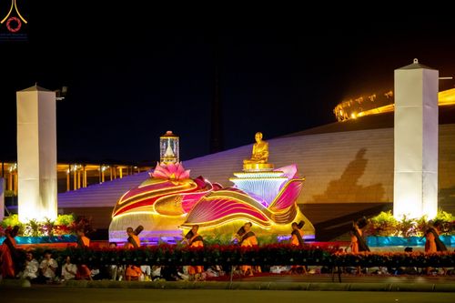 ภาพ No.202101:พิธีต้อนรับพระธรรมยาตรา ณ อนุสรณ์สถานลำดับที่ 7 สถานที่ขยายวิชชาธรรมกาย วัดพระธรรมกาย ต.คลองสาม อ.คลองหลวง จ.ปทุมธานี ในโครงการธรรมยาตรา กตัญญูบูชา มหาปูชนียาจารย์ พระมงคลเทพมุนี(สด จนฺทสโร) พระผู้ปราบมาร อนุสรณ์สถาน 7 แห่ง ปีที่ 13 วันที่ 26 มกราคม 2568