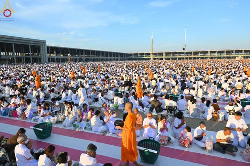 ภาพ No.187825:พิธีตักบาตรฉลองพระใหม่ ต้อนรับพุทธศักราช 2568 ณ ลานธรรมพระมหาธรรมกายเจดีย์ วัดพระธรรมกาย จ.ปทุมธานี วันที่ 1 มกราคม พ.ศ. 2568