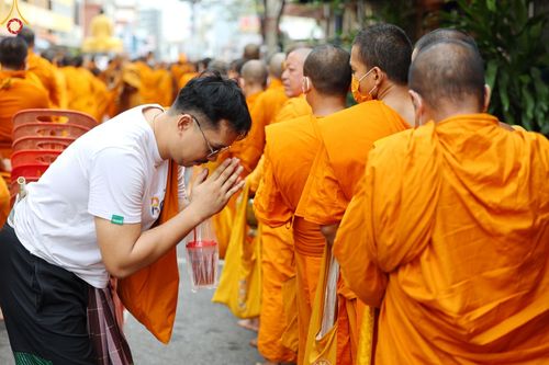 ภาพ No.85988:ตักบาตรพระนานาชาติ 10,000 รูป ใจกลางนครหาดใหญ่ จ.สงขลา วันอาทิตย์ที่ 20 สิงหาคม พ.ศ. 2566