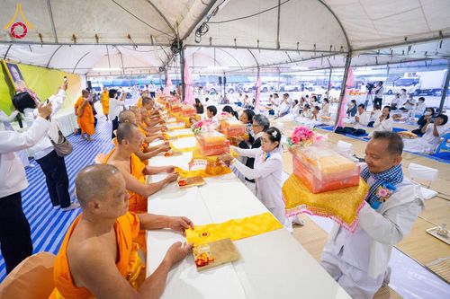 ภาพ No.198414:พิธีถวายภัตตาหารเป็นสังฆทาน แด่พระธรรมยาตรา ณ อนุสรณ์สถานบางปลา วัดบางปลา อำเภอบางเลน จังหวัดนครปฐม ในโครงการธรรมยาตรา กตัญญูบูชา มหาปูชนียาจารย์ พระมงคลเทพมุนี(สด จนฺทสโร) พระผู้ปราบมาร อนุสรณ์สถาน 7 แห่ง ปีที่ 13 วันที่ 20 มกราคม พ.ศ. 2568