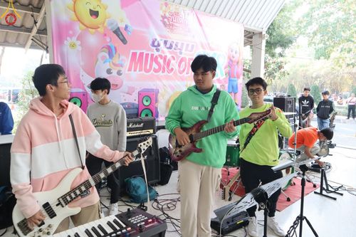 ภาพ No.193955:วัดพระธรรมกาย จัดงานวันเด็กแห่งชาติ ประจำปี พ.ศ.2568 ออกร้านอาหาร 200 ร้าน มอบของขวัญหลายหมื่นชิ้น วันที่ 12 มกราคม พ.ศ. 2568 วัดพระธรรมกาย อ.คลองหลวง จ.ปทุมธานี