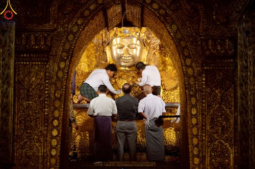 ภาพ No.220393:วันที่ 17 เมษายน พ.ศ. 2568 ผู้แทนวัดพระธรรมกาย ลงพื้นที่เยียวยา ซับน้ำตาเหยื่อแผ่นดินไหวมัณฑะเลย์