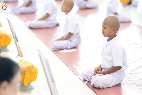 ภาพ No.215041:วันเสาร์ที่ 5 เมษายน พ.ศ. 2568 พิธีเวียนประทักษิณรอบพระมหาธรรมกายเจดีย์  พิธีวันทาเจดีย์ พิธีขอขมาและมอบผ้าไตร ในโครงการบรรพชาสามเณรฟื้นฟูพระพุทธศาสนาทั่วไทย , โครงการหน่อแก้วเปรียญธรรม รุ่นที่ 13 ,  โครงการสามเณรยุวธรรมทายาท รุ่นที่ 33 , โครงการสามเณรมั