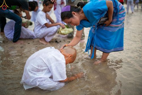 ภาพ No.63365:Photo Story  มหัศจรรย์วัดดงดินแดง Episode 1  พิธีปลงผมนาคธรรมทายาท  ในโครงการบรรพชาอุปสมบทหมู่ ฟื้นฟูพระพุทธศาสนาทั่วไทย วัดดงดินแดง ณ ลำน้ำแม่ตื่น อ.อมก๋อย จ.เชียงใหม่ วันที่ 2 เมษายน พ.ศ. 2567