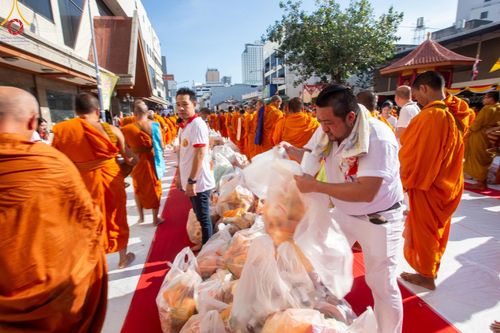 ภาพ No.151721:V.55 ทีมใหญ่ที่หาดใหญ่ เจ้าหน้าที่ทุกสถานะ หลายสัญชาติ ร่วมกันจัดงานตักบาตรที่หาดใหญ่ วันที่ 10-11 สิงหาคม พ.ศ. 2567
