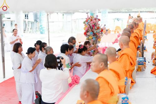 ภาพ No.158202:พิธีทอดผ้าป่า ติดตั้งแผ่นสิริฉะทะนะรัสมี(หลังคา) อาคาร 80 ปี หลวงพ่อธัมมชโย วันอาทิตย์ที่ 22 กันยายน พ.ศ. 2567 ณ ศูนย์ปฏิบัติธรรมวิหารแดง อ.วิหารแดง จ.สระบุรี