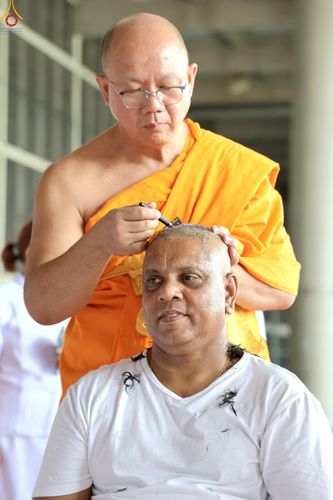 ภาพ No.230868:วันที่ 28 มิถุนายน พ.ศ. 2568 พิธีตัดปอยผมและปลงผม โครงการบวชพระนานาชาติ AEC & WAB รุ่นที่ 9 ณ วิหารคด 2 วัดพระธรรมกาย
