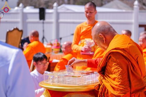 ภาพ No.62468:คณะศิษยานุศิษย์รวมใจสถาปนาและสมโภช ธรรมจักร เพื่ออัญเชิญประดิษฐาน ณ ยอดอุโบสถ 80 ปี หลวงพ่อธัมมชโย วัดพระธรรมกายนิวเจอร์ซี ประเทศสหรัฐอเมริกา  วันอาทิตย์ที่ 7 เมษายน พ.ศ. 2567