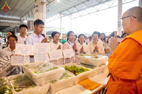 ภาพ No.204378:พิธีถวายภัตตาหารเป็นสังฆทาน แด่พระธรรมยาตรา ณ วัดพระธรรมกาย ตำบลคลองสาม อำเภอคลองหลวง จังหวัดปทุมธานี ในโครงการธรรมยาตรา กตัญญูบูชา มหาปูชนียาจารย์ พระมงคลเทพมุนี(สด จนฺทสโร) พระผู้ปราบมาร อนุสรณ์สถาน 7 แห่ง ปีที่ 13 วันที่ 31 มกราคม พ.ศ. 2568