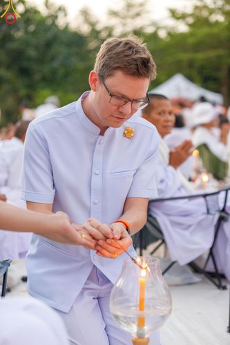 ภาพ No.192849:พิธีจุดประทีปถวายเป็นพุทธบูชา และบูชาธรรมมหาปูชนียาจารย์ ณ อนุสรณ์สถานคลองบางนางแท่น อ.สามพราน จ.นครปฐม ในโครงการธรรมยาตรา กตัญญูบูชา มหาปูชนียาจารย์ พระมงคลเทพมุนี(สด จนฺทสโร) พระผู้ปราบมาร อนุสรณ์สถาน 7 แห่ง ปีที่ 13 วันที่ 10 มกราคม พ.ศ. 2568