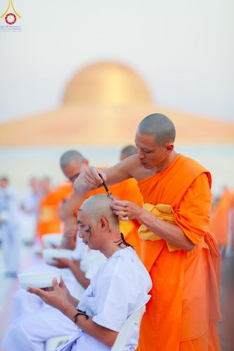 ภาพ No.180086:พิธีปลงผมนาคธรรมทายาท ในโครงการอุปสมบทหมู่ บูชาธรรมมหาปูชนียาจารย์ (ศูนย์อบรมวัดพระธรรมกาย) วันที่ 1 ธันวาคม พ.ศ. 2567 ณ ลานธรรมหารัตนวิหารคด วัดพระธรรมกาย จ.ปทุมธานี