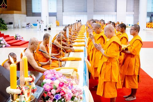 ภาพ No.233858:วันเสาร์ที่ 19 กรกฎาคม พ.ศ.2568 วันมหารำลึก ครั้งที่ 35 พิธีรำลึกถึงนักสร้างบารมี , พิธีสวดพระพุทธมนต์ , พิธีทอดผ้าบังสกุลและถวายไทยธรรม วัดพระธรรมกาย