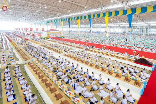 ภาพ No.60407:การต้อนรับพระสังฆาธิการ 10,000 กว่าวัดทั่วประเทศ พิธีมอบปัจจัยช่วยเหลือครู 4 จังหวัดชายแดนภาคใต้ พิธีปฏิบัติธรรม ในวันคุ้มครองโลก วันจันทร์ที่ 22 เมษายน พ.ศ.2567 ณ วัดพระธรรมกาย จ.ปทุมธานี