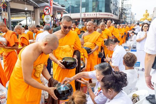 ภาพ No.237149:วันอาทิตย์ที่ 10 สิงหาคม พ.ศ. 2568 มหาสังฆทานครั้งยิ่งใหญ่ ตักบาตรพระ 10,000 รูป ถ.นิพัทธ์อุทิศ 3 ใจกลางนครหาดใหญ่ จ.สงขลา (ชุดที่ 2)