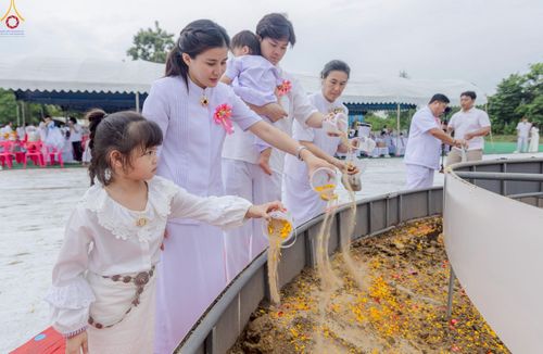 ภาพ No.246944:วันอาทิตย์ที่ 14 กันยายน พ.ศ. 2568 พิธีทอดผ้าป่า ซื้อดิน ปรับพื้นที่ลานธรรม  และพิธีกลั่นแผ่นดิน โปรยทราย สถาปนาองค์พระเจดีย์ เพื่อสร้างสันติภาพโลก  ณ ศูนย์ปฏิบัติธรรมสระบุรี อ.พระพุทธบาท จ.สระบุรี