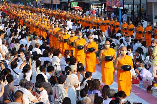 ภาพ No.101909:ตักบาตรพระ 10,000 รูป เติมบุญให้แผ่นดิน เนื่องในโอกาส 192 ปี จังหวัดกาญจนบุรี หนึ่งในโครงการตักบาตรพระ 2,000,000 รูป  77 จังหวัดทุกวัดทั่วไทย วันจันทร์ที่ 11 ธันวาคม พ.ศ. 2566 บริเวณถนนสองแคว (SKY WALK) เมืองกาญจนบุรี