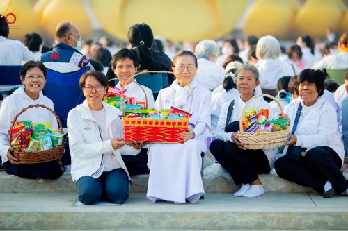 ภาพ No.201117:พิธีตักบาตรพระธรรมยาตรา ณ อนุสรณ์สถานลำดับที่ 5 สถานที่เผยแผ่วิชชาธรรมกายครั้งแรก อนุสรณ์สถานบางปลา วัดบางปลา อำเภอบางเลน จังหวัดนครปฐม ในโครงการธรรมยาตรา กตัญญูบูชา มหาปูชนียาจารย์ พระมงคลเทพมุนี(สด จนฺทสโร) พระผู้ปราบมาร อนุสรณ์สถาน 7 แห่ง ปีที่ 13