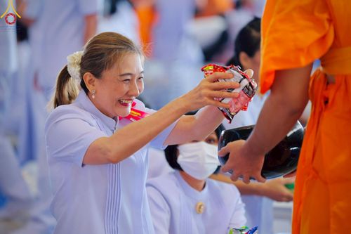 ภาพ No.222065:วันที่ 4 พฤษภาคม พ.ศ. 2568 พิธีตักบาตร เนื่องในวันอาทิตย์ต้นเดือน ณ บ้านแก้วเรือนทองคุณยายฯ วัดพระธรรมกาย