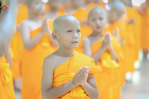 ภาพ No.135140: พิธีบรรพชาสามเณร  พิธีตักบาตรฉลองสามเณรใหม่ วันที่ 1 เมษายน พ.ศ.2567 ในโครงการบรรพชาสามเณรฟื้นฟูพระพุทธศาสนาทั่วไทย ณ ศูนย์ปฏิบัติธรรมแก้วเมืองเลย