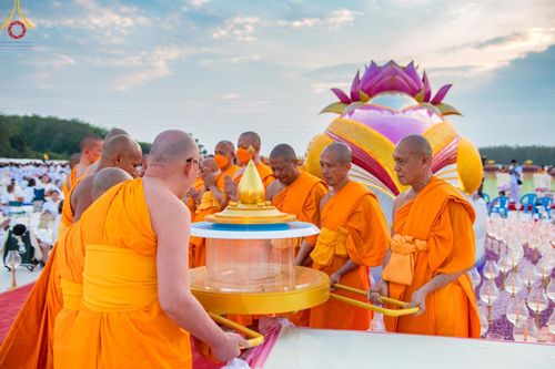 ภาพ No.129435:พิธีประดิษฐานพระบรมสารีริกธาตุ ณ มหารัตนะเจดีย์สิริปทุมสวรรค์ ศูนย์ปฏิบัติธรรมภาคใต้ อ.บางกล่ำ จ.สงขลา วันที่ 10 มีนาคม พ.ศ.2567