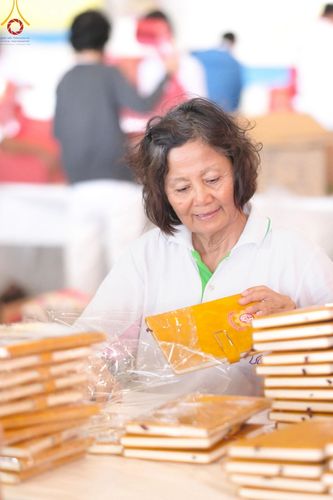 ภาพ No.212347:วันพุธที่ 19 มีนาคม พ.ศ. 2568 การบรรจุไทยธรรมลงกล่องสำเร็จ 43,500 กล่อง เพื่อถวายแด่พระสังฆาธิการ 40,000 กว่าวัดทั่วไทย ในวันคุ้มครองโลก 22 เมษายน พ.ศ. 2568 ณ บ้านแก้วเรือนทองคุณยายฯ วัดพระธรรมกาย