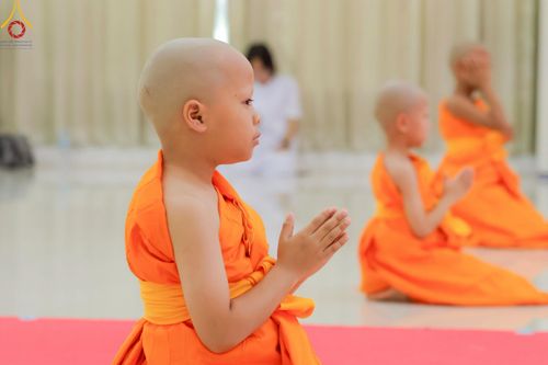 ภาพ No.216277:วันเสาร์ที่ 5 เมษายน พ.ศ. 2568 พิธีตัดปอยผม พิธีขอขมาผู้ปกครอง พิธีขอขมามอบผ้าไตร พิธีบรรพชา พิธีถวายบาตรสามเณร ณ ศูนย์ปฏิบัติธรรมและศูนย์อบรมเยาวชนเพชรบุรี ต.ท่าแลง อ.ท่ายาง จ.เพชรบุรี