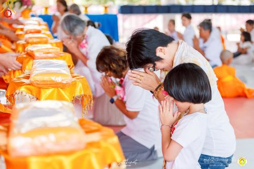 ภาพ No.216043:วันพฤหัสบดีที่ 3 เมษายน พ.ศ. 2568 พิธีบรรพชาสามเณร ภาคฤดูร้อน รุ่นที่ 15  บูชาธรรมหลวงพ่อธัมมชโย 81 ปี 81 รูป ณ ศูนย์ปฏิบัติธรรมสวนผึ้ง จ.ราชบุรี