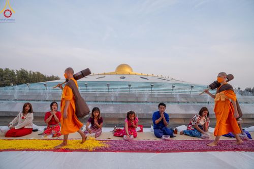 ภาพ No.120403:พิธีต้อนรับพระธรรมยาตรา ในโครงการธรรมยาตรา กตัญญูบูชา มหาปูชนียาจารย์ พระมงคลเทพมุนี(สด จนฺทสโร) พระผู้ปราบมาร อนุสรณ์สถาน 7 แห่ง ปีที่ 12 วันที่ 28 มกราคม พ.ศ. 2567 ณ วัดพระธรรมกาย จ.ปทุมธานี (ชุดที่ 2)