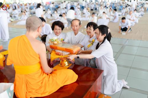 ภาพ No.205772:พิธีสวดพระพุทธมนต์ และถวายภัตตาหารเมนูสวรรค์แด่พระภิกษุ สามเณร วันจันทร์ที่ 3 กุมภาพันธ์ พ.ศ. 2568 ณ หอฉันคุณยายอาจารย์ฯ วัดพระธรรมกาย