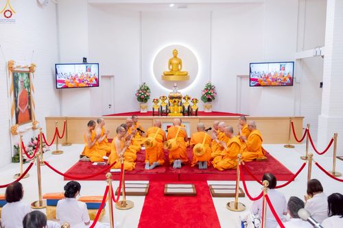 ภาพ No.252327:วันที่ 4-5 ตุลาคม พ.ศ. 2568  วัดพระธรรมกายแคลิฟอร์เนีย ประเทศสหรัฐอเมริกา ได้จัดพิธีตัดปอยผม โดยคณะสงฆ์ ญาติ ๆ และสาธุชน ให้กับนาคธรรมทายาท 8 ท่าน และได้จัดพิธีบรรพชา-อุปสมบท ฉลองพิธีทอดกฐินบรมจักรพรรดิ สร้างอุโบสถ 82 ปี บูชาธรรมหลวงพ่อธัมมชโย