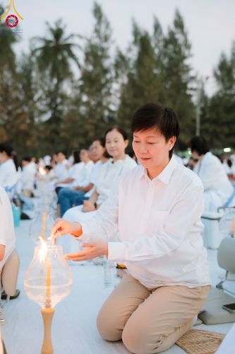 ภาพ No.109664:พิธีจุดประทีปถวายเป็นพุทธบูชา และบูชาธรรมมหาปูชนียาจารย์ วันที่ 10 มกราคม พ.ศ. 2567 ณ อนุสรณ์สถานคลองบางนางแท่น อ.สามพราน จ.นครปฐม