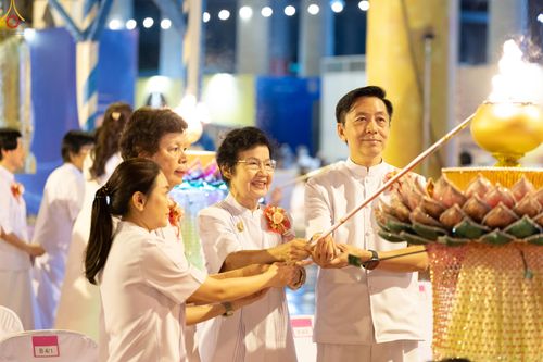 ภาพ No.331037:วันวิสาขบูชา อาทิตย์ที่ 31 พฤษภาคม พ.ศ.2569 พิธีจุดวิสาขประทีป , พิธีเวียนประทักษิณ  รอบพระมหาธรรมกายเจดีย์  และพิธีฉลองชัยสวดมนต์บทธัมมจักกัปปวัตนสูตร  ครบ 8,415,000,000 จบ ณ วัดพระธรรมกาย
