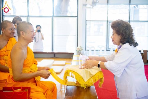 ภาพ No.278487:วันพุธที่ 10 ธันวาคม พ.ศ.2568  พิธีทอดผ้าป่าเพื่อสนับสนุนโครงการตักบาตรพระ 10,000 รูป เมืองกาญจนบุรี ณ อาคารปลูกศรัทธา วัดพระธรรมกาย