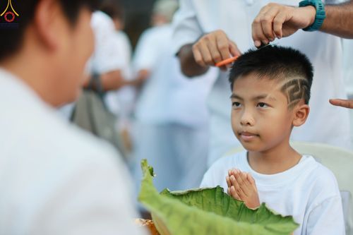ภาพ No.78482:พิธีตัดปอยผม โครงการหน่อแก้วเปรียญธรรมรุ่นที่ 11  วันที่ 26 มีนาคม พ.ศ.2566  ณ หมู่กุฏิสามเณร อาคารค่ายจองแชมป์ วัดพระธรรมกาย